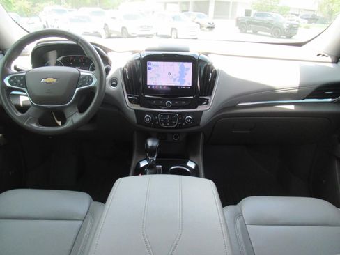 Used 2021 Chevrolet Traverse LT w/ LT Premium Package FWD image 12
