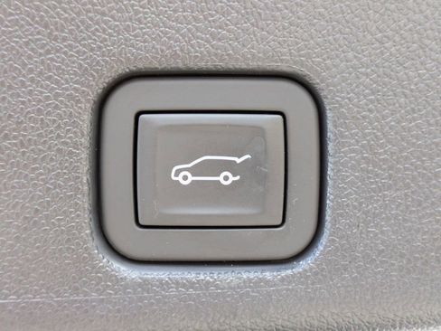Used 2025 Chevrolet Traverse LT w/ Driver Confidence Package FWD image 14