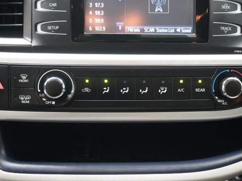 Used 2019 Toyota Highlander LE FWD image 21