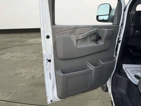 Used 2016 Chevrolet Express 2500 RWD image 9