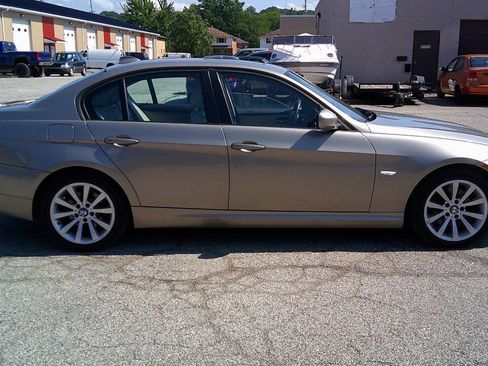 Used 2011 BMW 328i xDrive Sedan AWD/4WD image 4