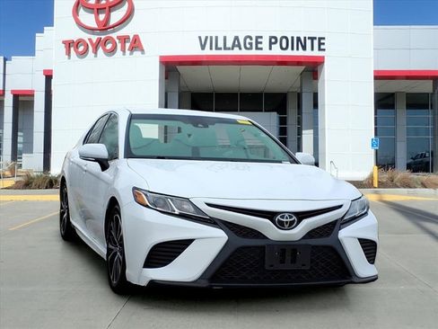 Used 2018 Toyota Camry SE w/ Convenience Package image 3