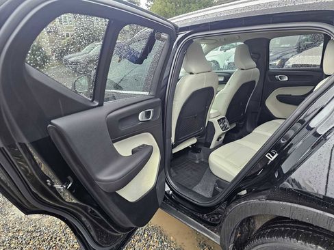 Used 2025 Volvo XC40 B5 Plus w/ Protection Package Premier image 17
