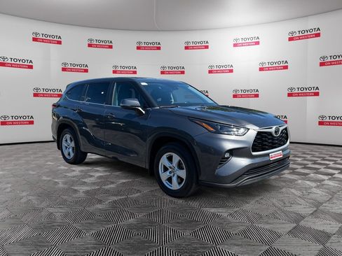 Used 2023 Toyota Highlander LE FWD image 3