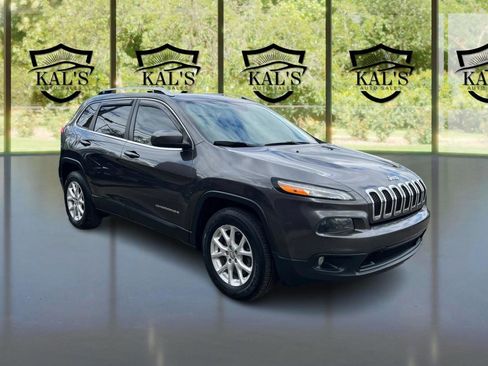 Used 2017 Jeep Cherokee Latitude w/ Safety/Convenience Group AWD/4WD image 3