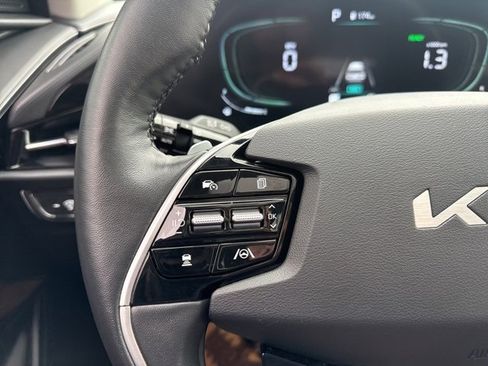Used 2023 Kia Niro SX Touring image 19