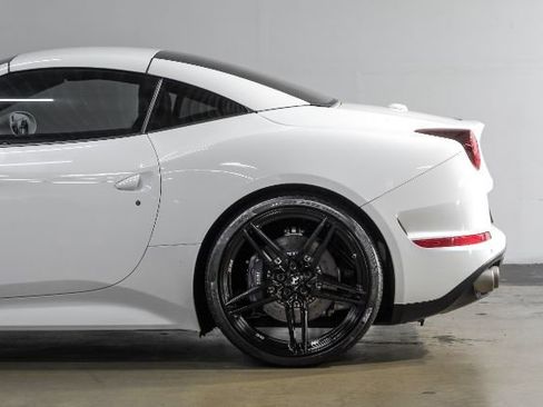 Used 2015 Ferrari California T image 18