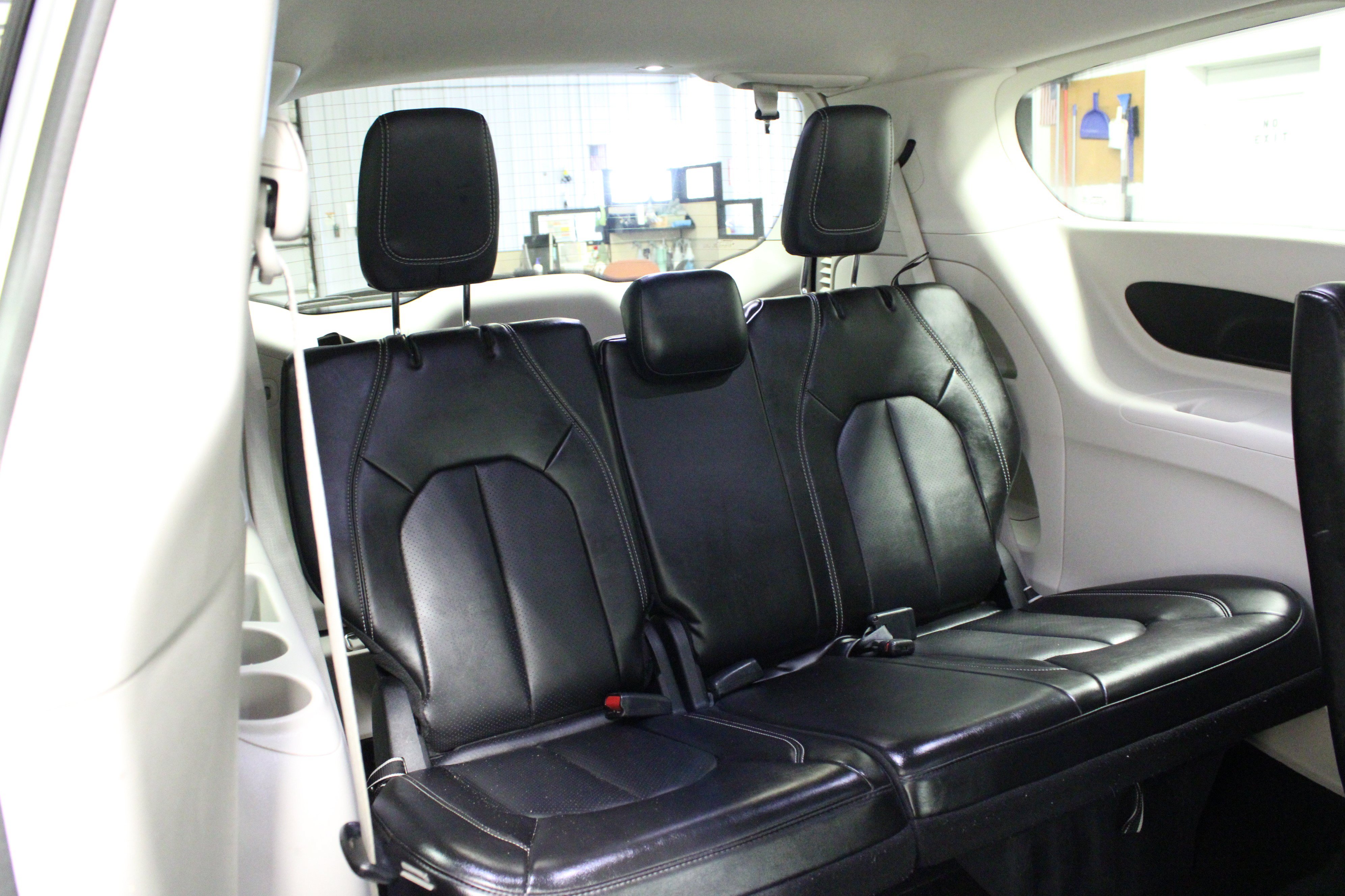 Used 2024 Chrysler Pacifica Touring-L FWD image 17
