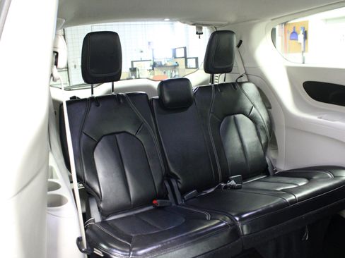 Used 2024 Chrysler Pacifica Touring-L FWD image 17