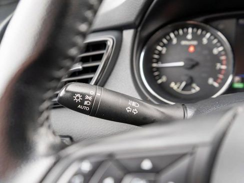 Used 2020 Nissan Rogue SV image 24