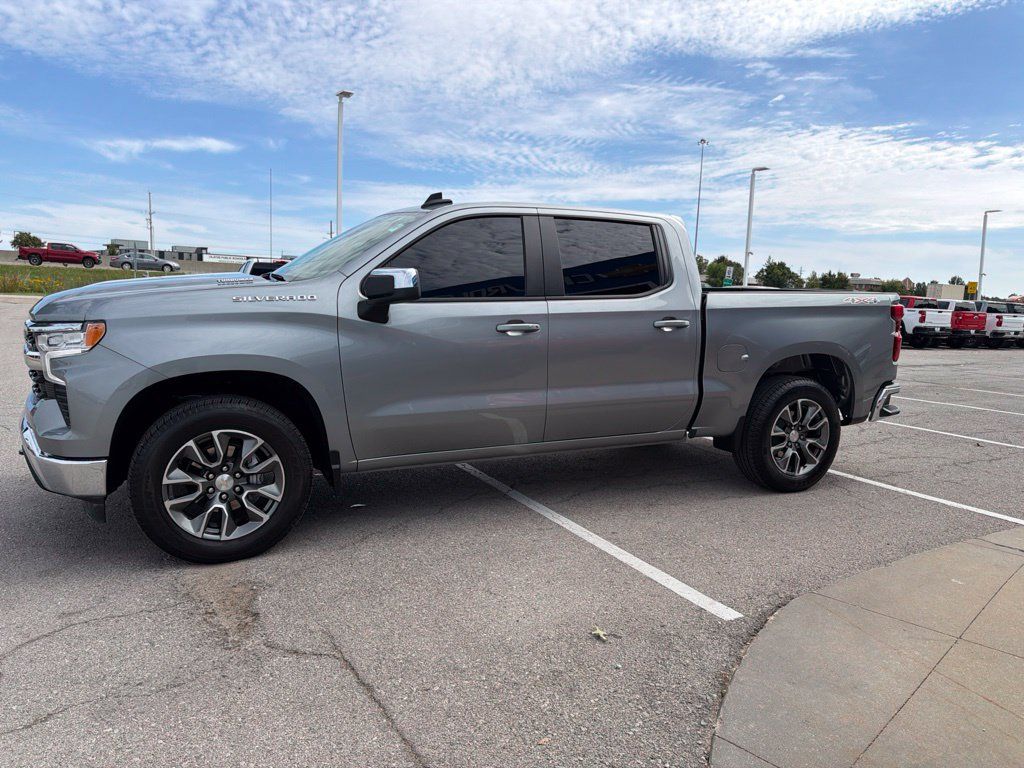 Used 2025 Chevrolet Silverado 1500 LT AWD/4WD image 6