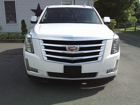 Used 2017 Cadillac Escalade ESV Luxury AWD/4WD image 3