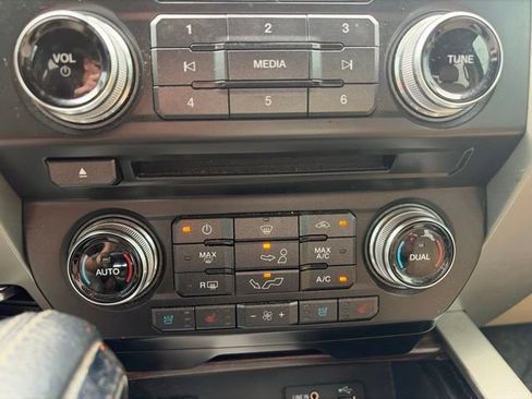 Used 2015 Ford F150 Lariat w/ Equipment Group 502A Luxury RWD image 37