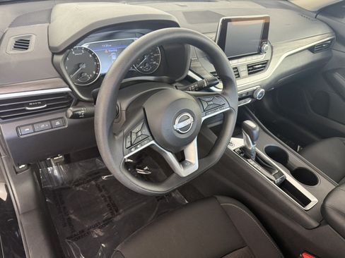 Used 2025 Nissan Altima 2.5 SV FWD image 15