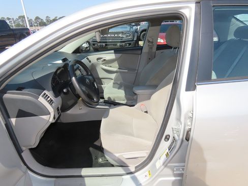 Used 2013 Toyota Corolla LE FWD image 24