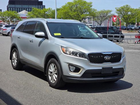 Used 2016 Kia Sorento AWD w/ LX Convenience Package image 3