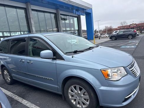 Used 2016 Chrysler Town & Country Touring w/ Driver Convenience Group image 2