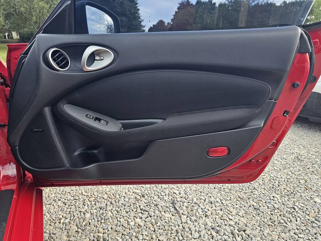 Used 2017 Nissan 370Z Coupe RWD image 14