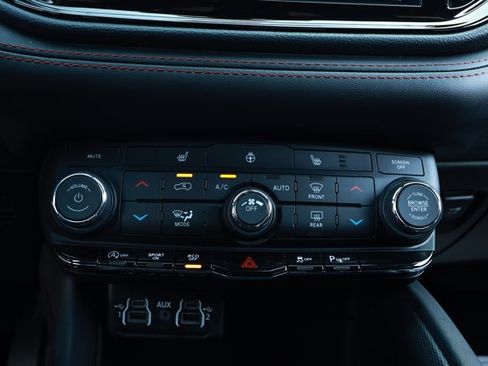 Used 2025 Dodge Durango GT RWD image 16