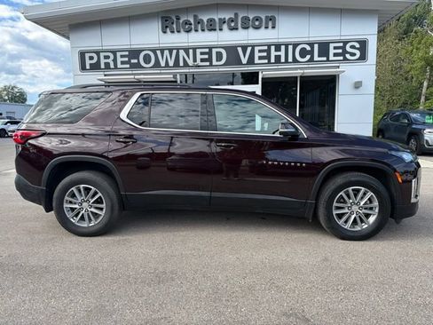 Used 2023 Chevrolet Traverse LT FWD image 2
