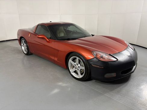Used 2005 Chevrolet Corvette Coupe w/ Preferred Equipment Group RWD image 2