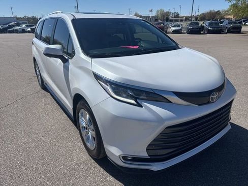 Used 2025 Toyota Sienna Limited image 7