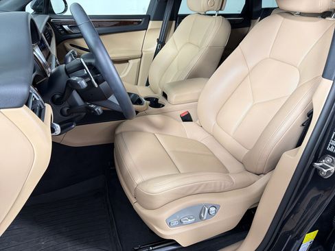 Used 2026 Porsche Macan AWD/4WD image 5