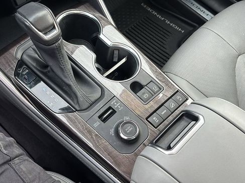Used 2020 Toyota Highlander Limited image 21
