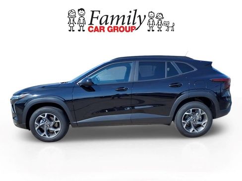 Used 2025 Chevrolet Trax LT w/ LT Convenience Package FWD image 2