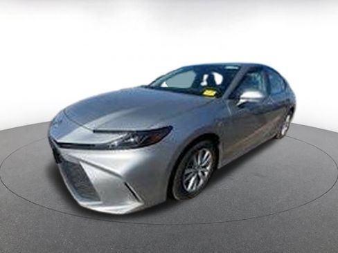 Used 2025 Toyota Camry LE image 3