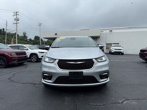 Used 2023 Chrysler Pacifica Touring-L AWD/4WD image 2