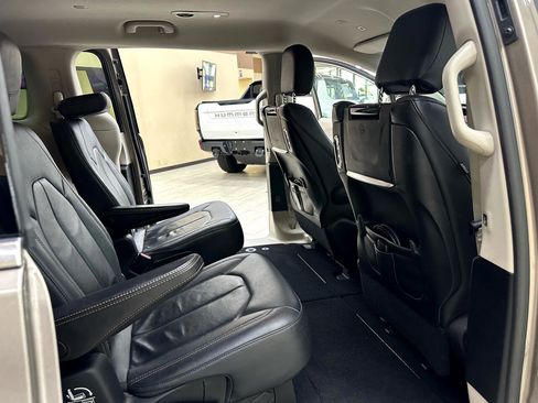 Used 2018 Chrysler Pacifica Touring-L Plus image 41
