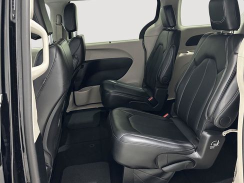 Used 2024 Chrysler Pacifica Touring-L FWD image 19