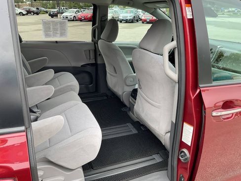 Used 2020 Toyota Sienna LE w/ LE Preferred Package FWD image 40