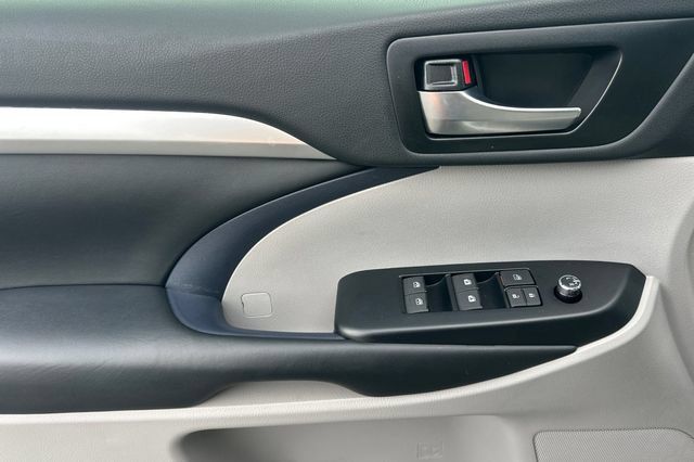 Certified 2019 Toyota Highlander XLE FWD image 14