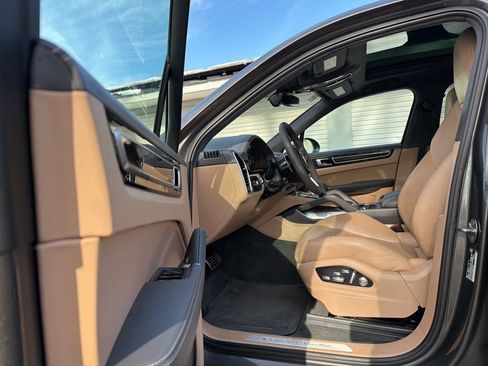 Used 2021 Porsche Cayenne Turbo image 6