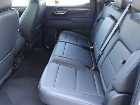 Used 2025 GMC Sierra 1500 SLT AWD/4WD image 31