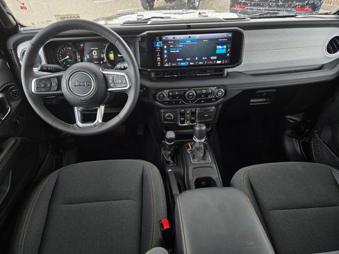 Used 2025 Jeep Wrangler Unlimited Sahara AWD/4WD image 13