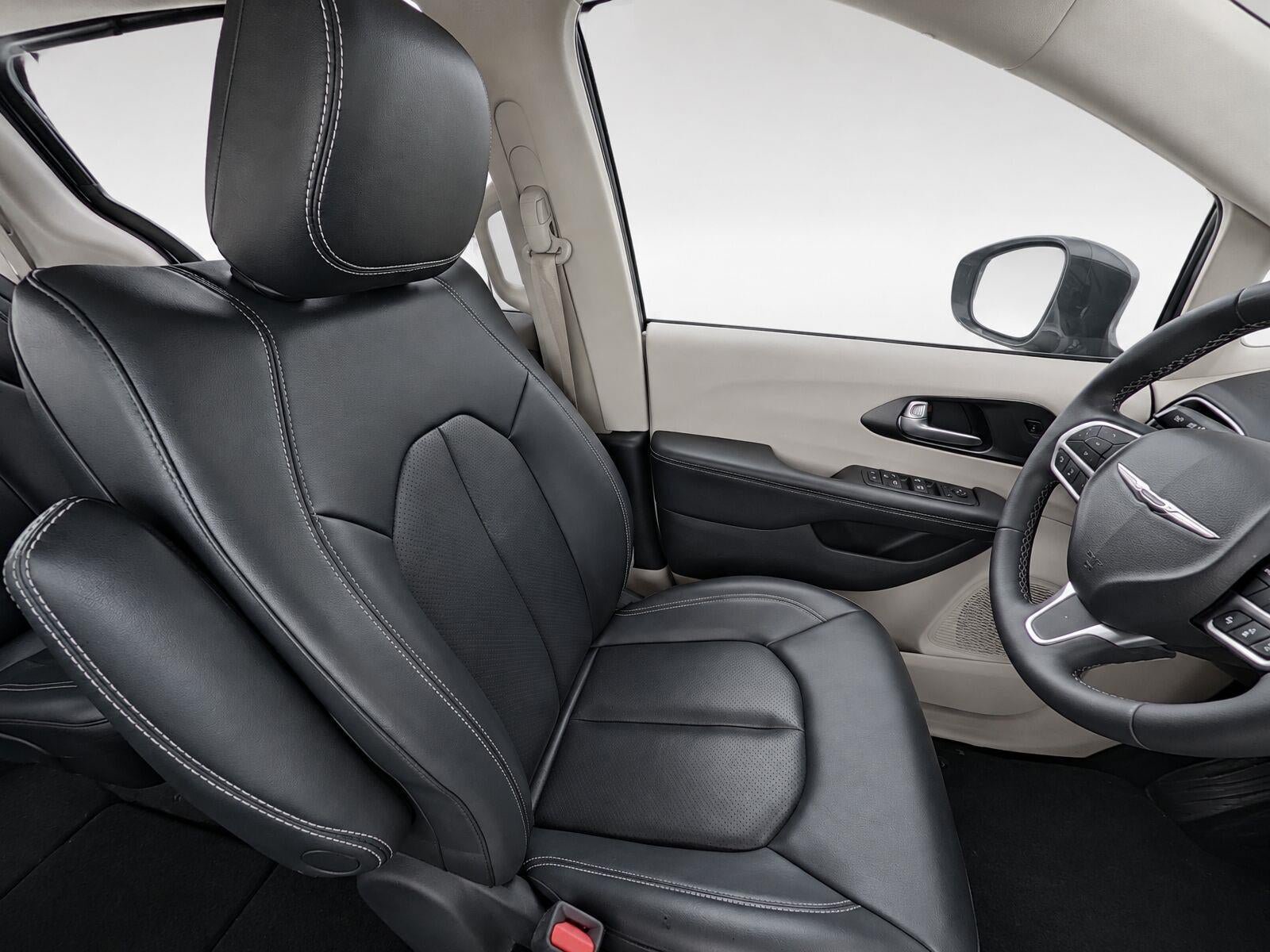 Used 2024 Chrysler Pacifica Touring-L FWD image 19