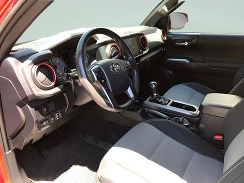 Used 2020 Toyota Tacoma TRD Sport w/ Technology Package AWD/4WD image 10