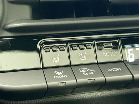 Used 2023 Toyota Crown Limited image 8