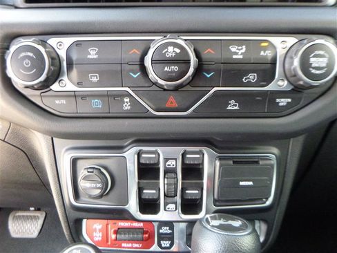 Used 2024 Jeep Wrangler Unlimited Rubicon 4xe AWD/4WD image 15