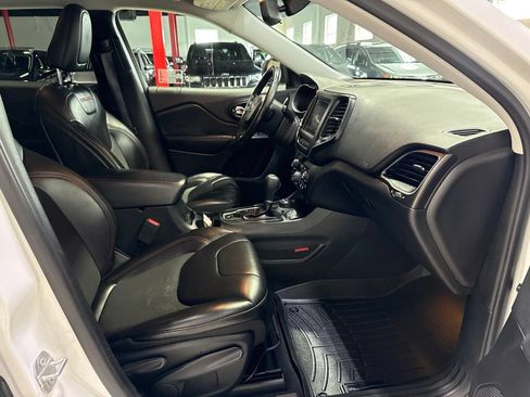 Used 2019 Jeep Cherokee Trailhawk AWD/4WD image 37