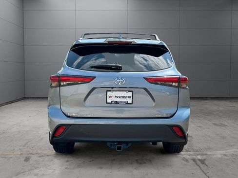 Used 2022 Toyota Highlander XLE AWD/4WD image 4