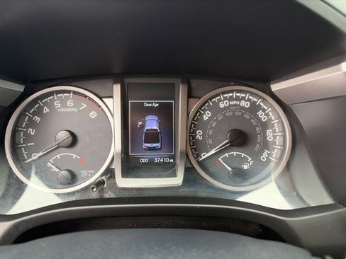 Used 2016 Toyota Tacoma Limited w/ Towing Package AWD/4WD image 17
