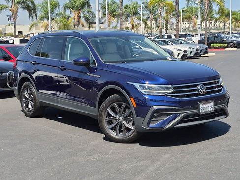 Used 2023 Volkswagen Tiguan SE w/ Panoramic Sunroof Package FWD image 2