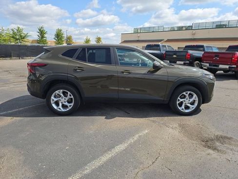 Used 2024 Chevrolet Trax LS w/ LS Convenience Package FWD image 9