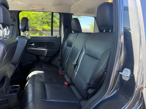 Used 2011 Jeep Liberty Limited w/ Chrome Accents Group image 9