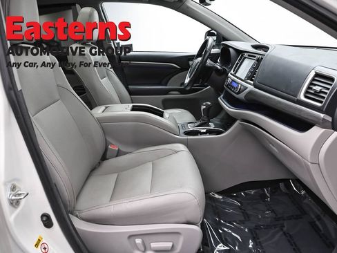 Used 2017 Toyota Highlander Limited Platinum AWD/4WD image 28