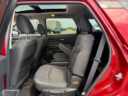 Used 2022 Nissan Pathfinder SV w/ SV Premium Package FWD image 7